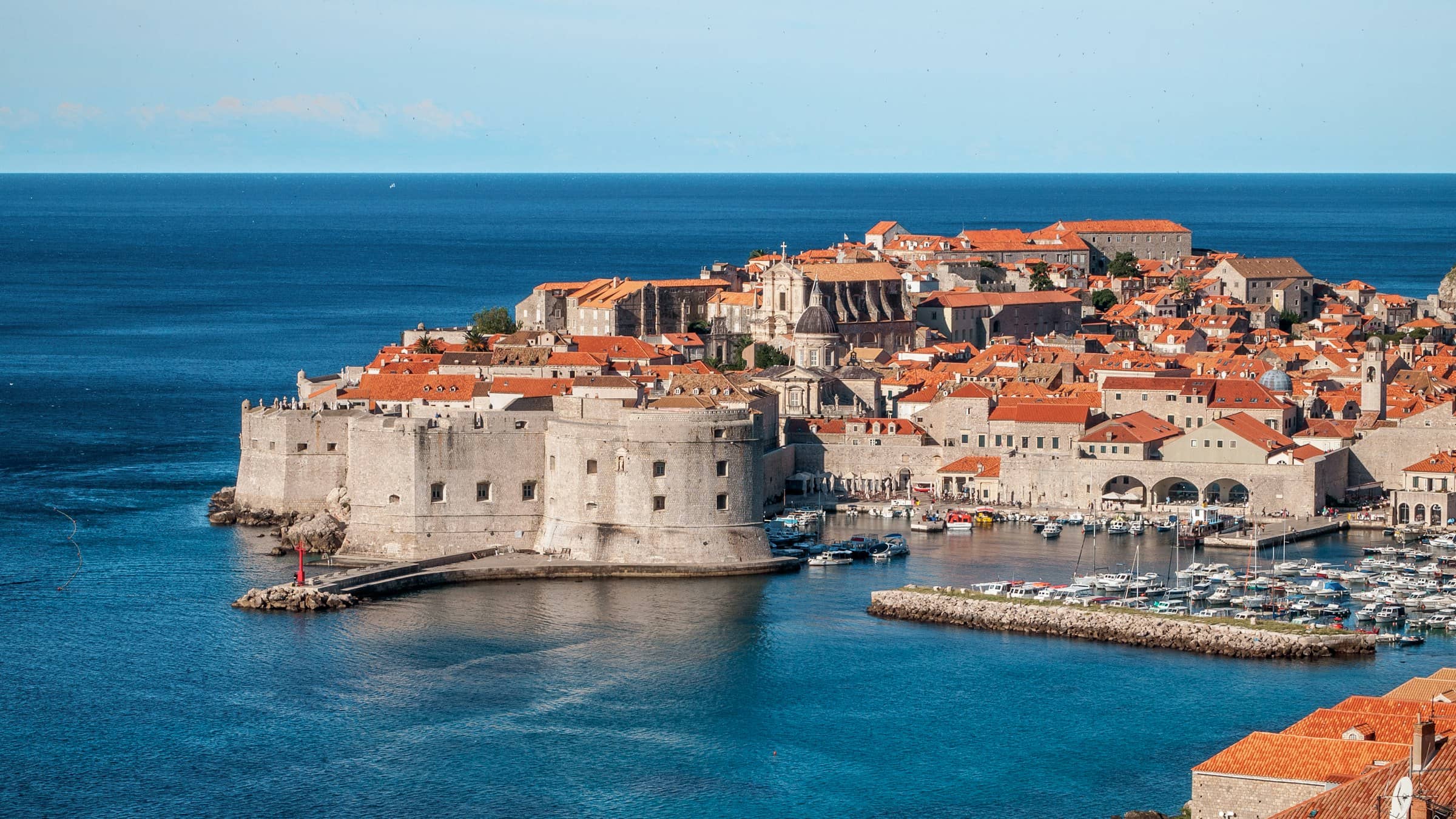 Qyteti i vjetër i Dubrovnikut me mure mbi det